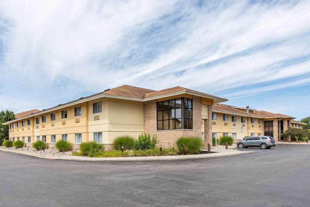 Comfort Inn Okemos - East Lansing - image 2