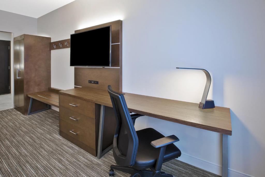 Holiday Inn Express & Suites - Okemos - University Area an IHG Hotel - image 2