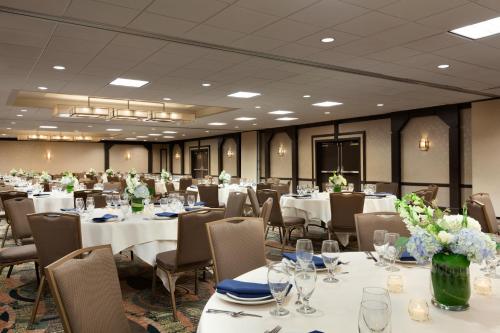 Embassy Suites Oklahoma City Will Rogers World Airport - image 4