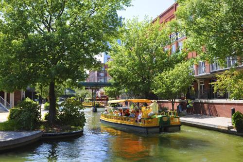 Holiday Inn Express & Suites Oklahoma City Downtown - Bricktown an IHG Hotel - image 3