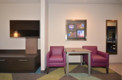 Holiday Inn Express & Suites Oklahoma City Mid - Arpt Area an IHG Hotel - image 2