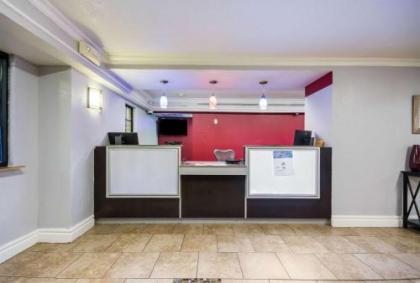 Econo Lodge - image 1