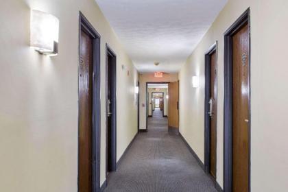 Econo Lodge Olathe - Kansas City - image 10