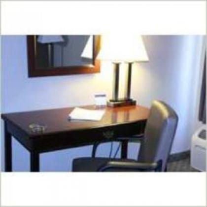 Hampton Inn Olathe - image 15