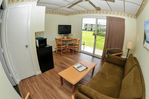 Friendship Oceanfront Suites - image 3