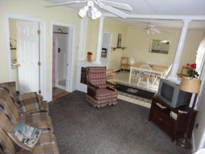 Sandpiper Beachfront Motel - image 4