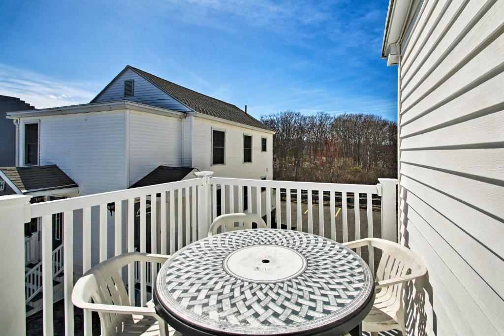 Old Orchard Beach Apt - Walk to Beach and Pier! - main image