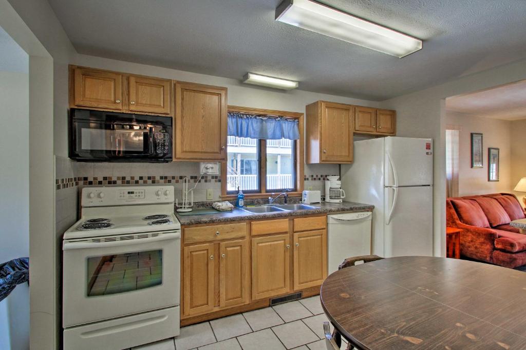 Old Orchard Beach Apt - Walk to Beach and Pier! - image 4