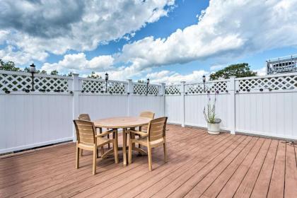 Sunny Coastal Cottage with Deck and Walk to Beach - image 11