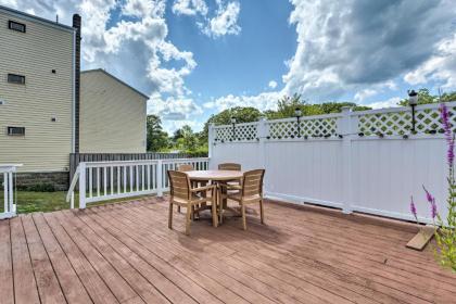 Sunny Coastal Cottage with Deck and Walk to Beach - image 14