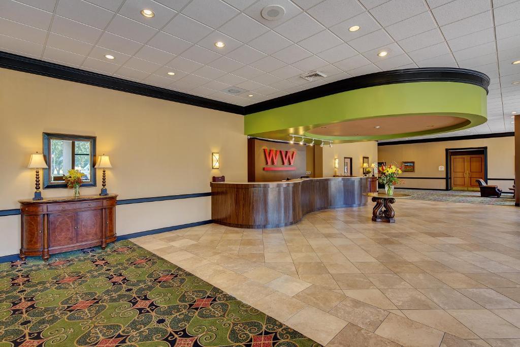 Whispering Woods Hotel & Conference Center - image 6