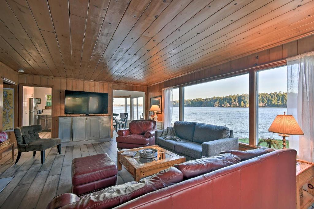 Waterfront Olympia Home with Private Beach and Kayaks! - image 3