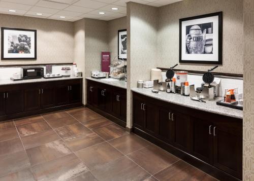 Hampton Inn & Suites Omaha-Downtown - image 3