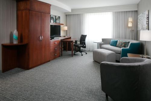 Courtyard by Marriott Omaha Aksarben Village - image 5