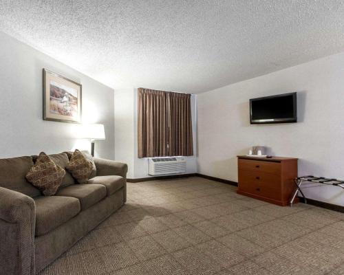 Comfort Inn at the Zoo Omaha - image 3