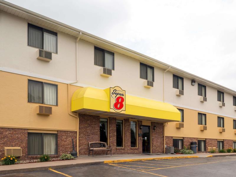 Super 8 by Wyndham Omaha NE - image 2