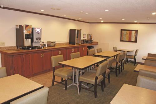 La Quinta Inn by Wyndham Omaha Southwest - image 2