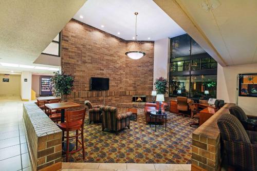 AmericInn by Wyndham Omaha - main image