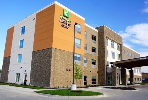 Holiday Inn Express & Suites Omaha - Millard Area an IHG Hotel - main image