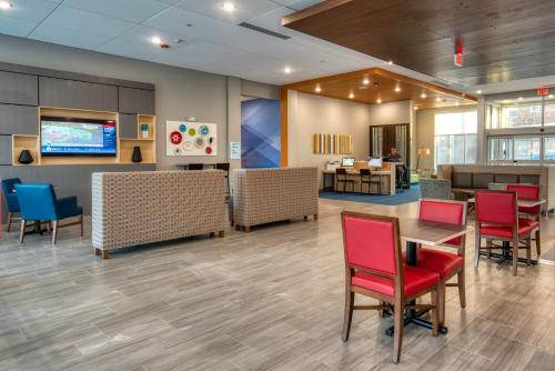 Holiday Inn Express & Suites - Omaha Downtown - Airport an IHG Hotel - image 3