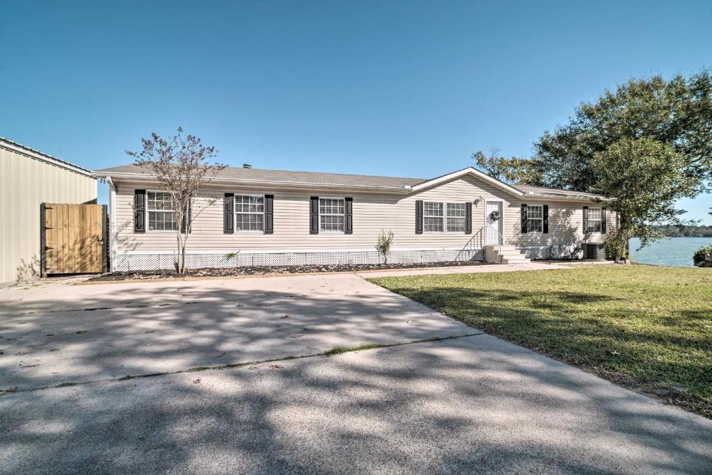 Lake Livingston House with Hot Tub Dock and Views! - image 6