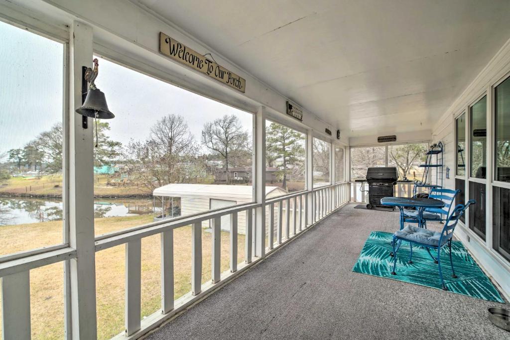 Lake Livingston Hideaway with Dock and Gas Grill! - image 2