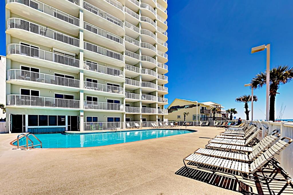 Beach-View Tradewinds Retreat Beachside Pool condo - image 2