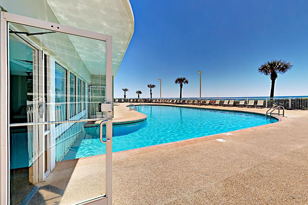 Beach-View Tradewinds Retreat Beachside Pool condo - image 4