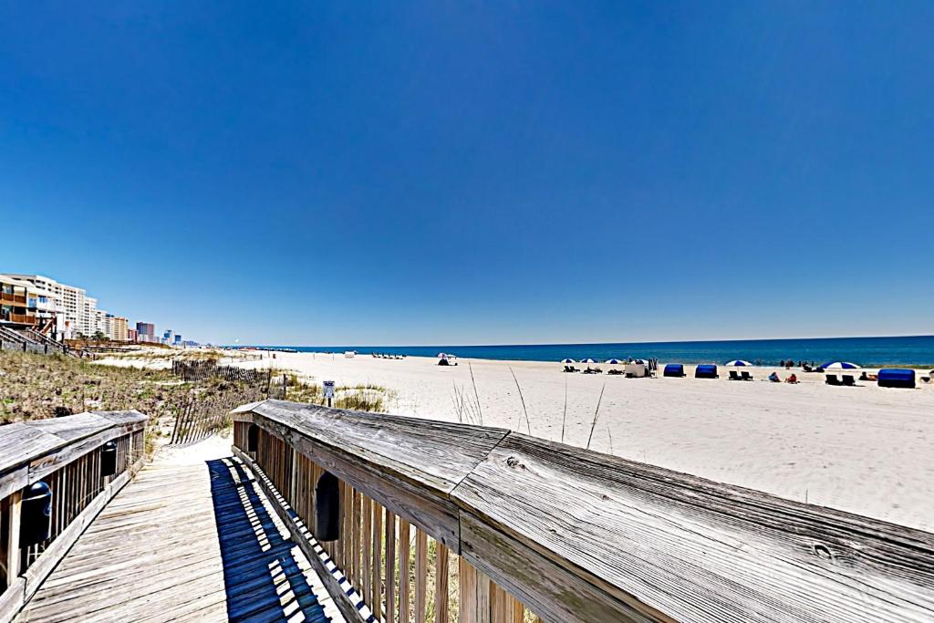 Beach-View Tradewinds Retreat Beachside Pool condo - image 5