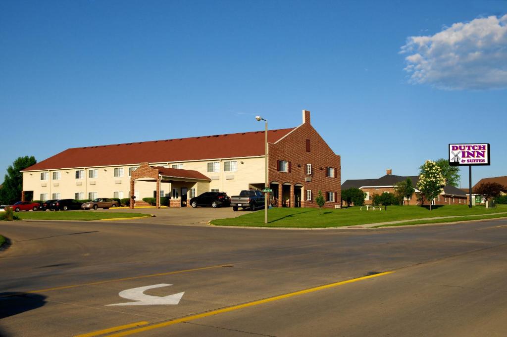 DUTCH INN AND SUITES - main image