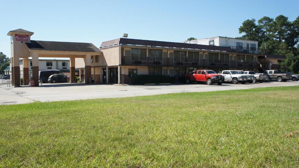 Executive Inn & Suites - image 3