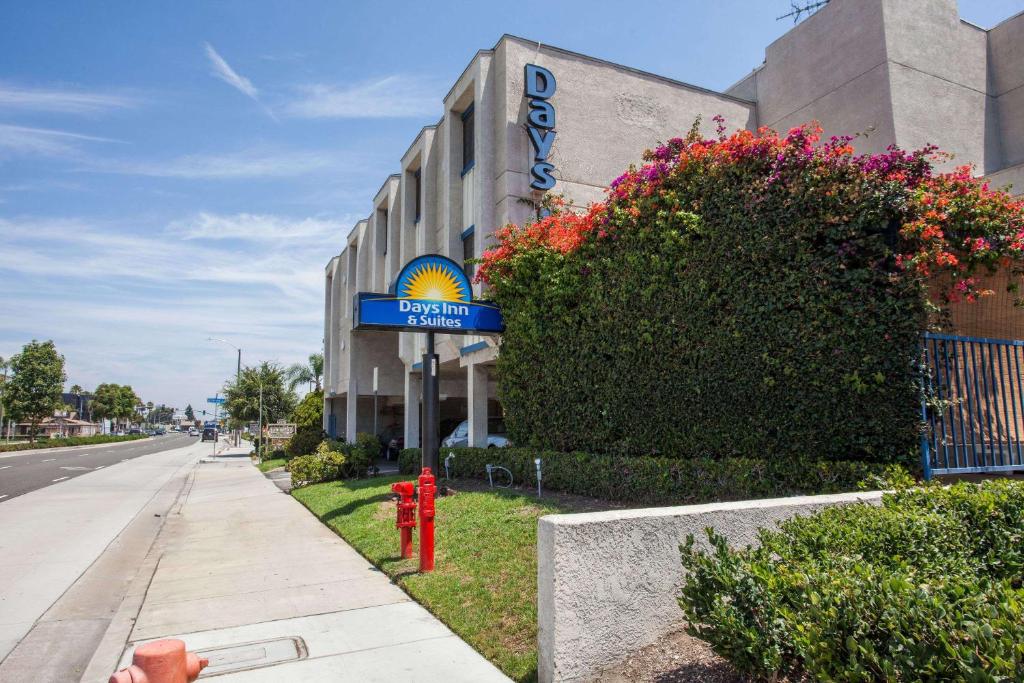 Days Inn by Wyndham Orange Anaheim - image 4