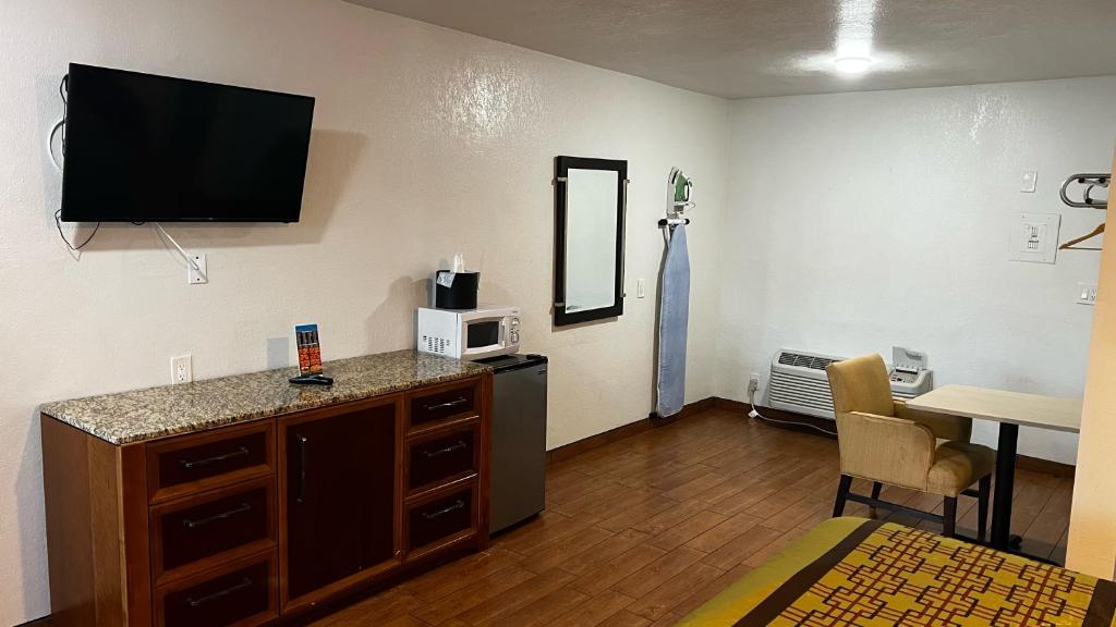 New American Inn & Suites - image 6