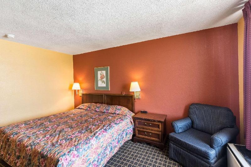 Econo Lodge Inn & Suites Orangeburg - image 5