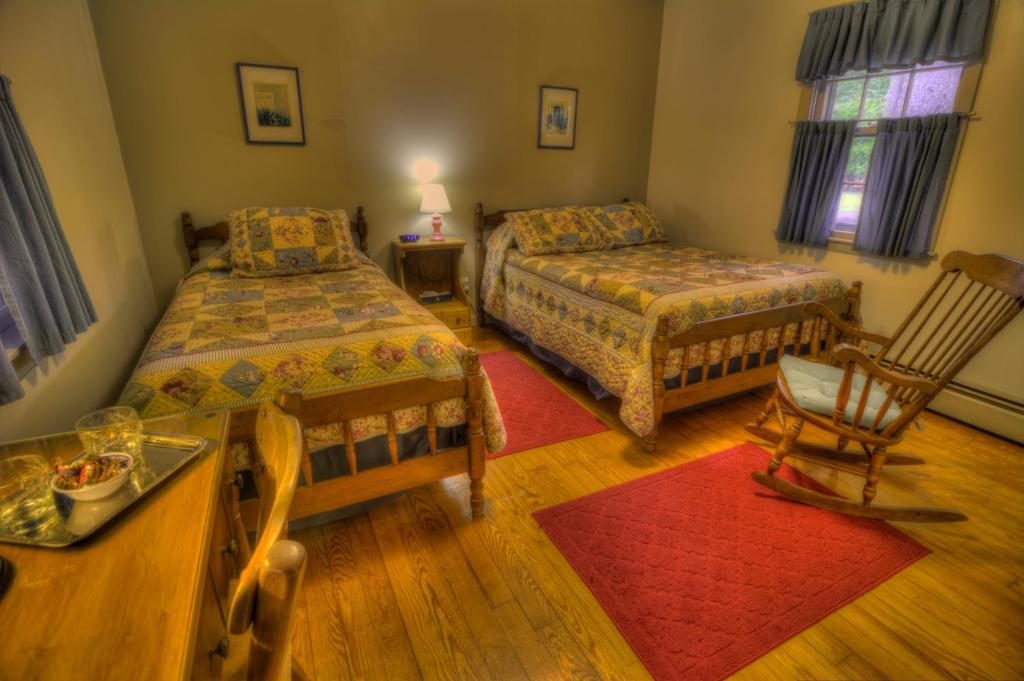 Alamoosook Lakeside Inn Orland - image 3