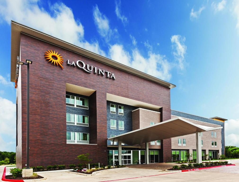 La Quinta Inn & Suites by Wyndham Orlando IDrive Theme Parks - image 2