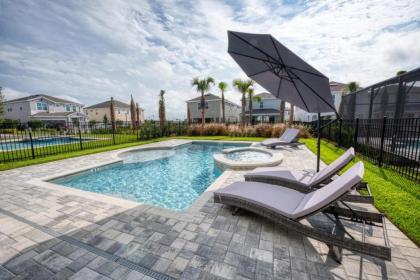 Private Pool Home Waterpark Access & Near Disney! - image 4