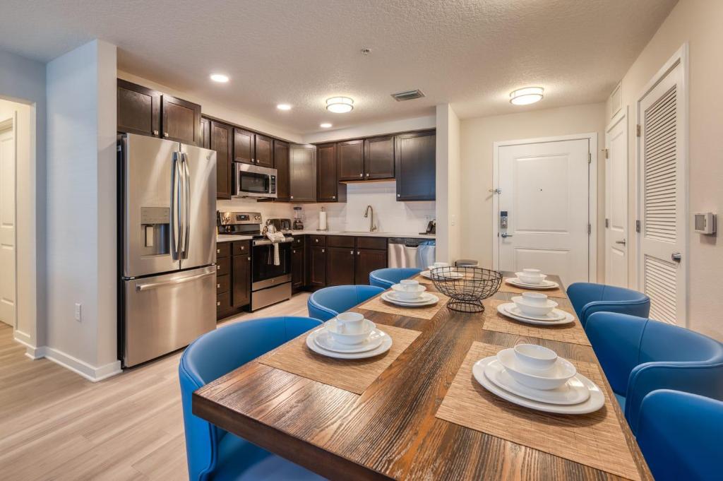 Brand new 3 bedroom condo best location in Orlando - image 2