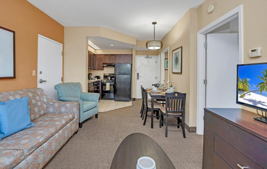 One Bedroom Suite with Queen Bed - Near Disney - Pool and Hot Tub! - image 4