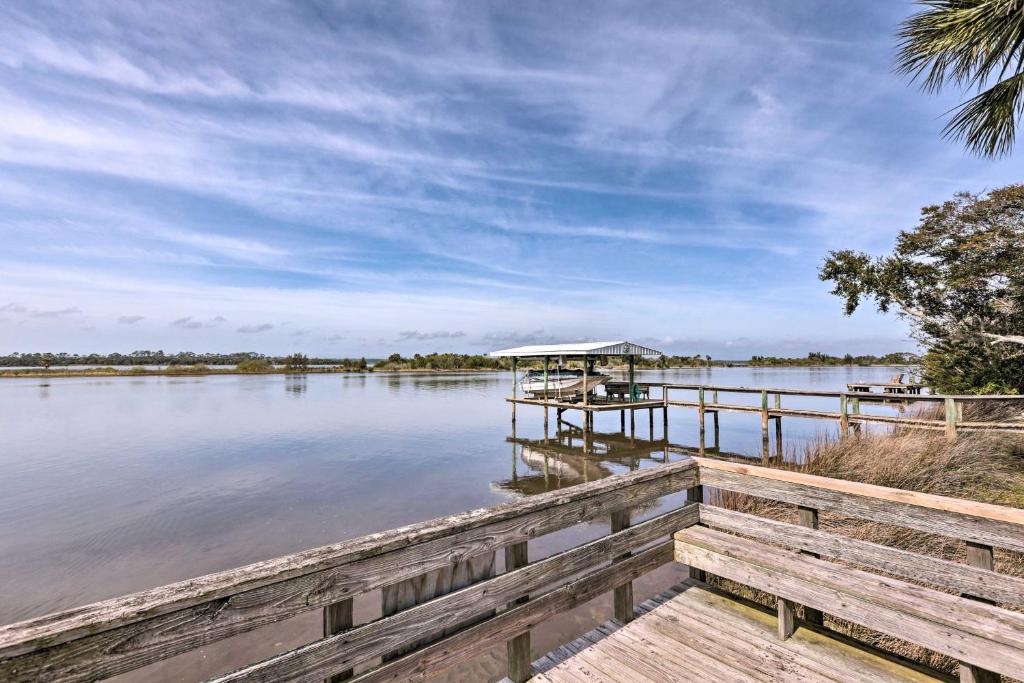 Bright Bungalow with Grill Walk to Ormond Beach - image 4