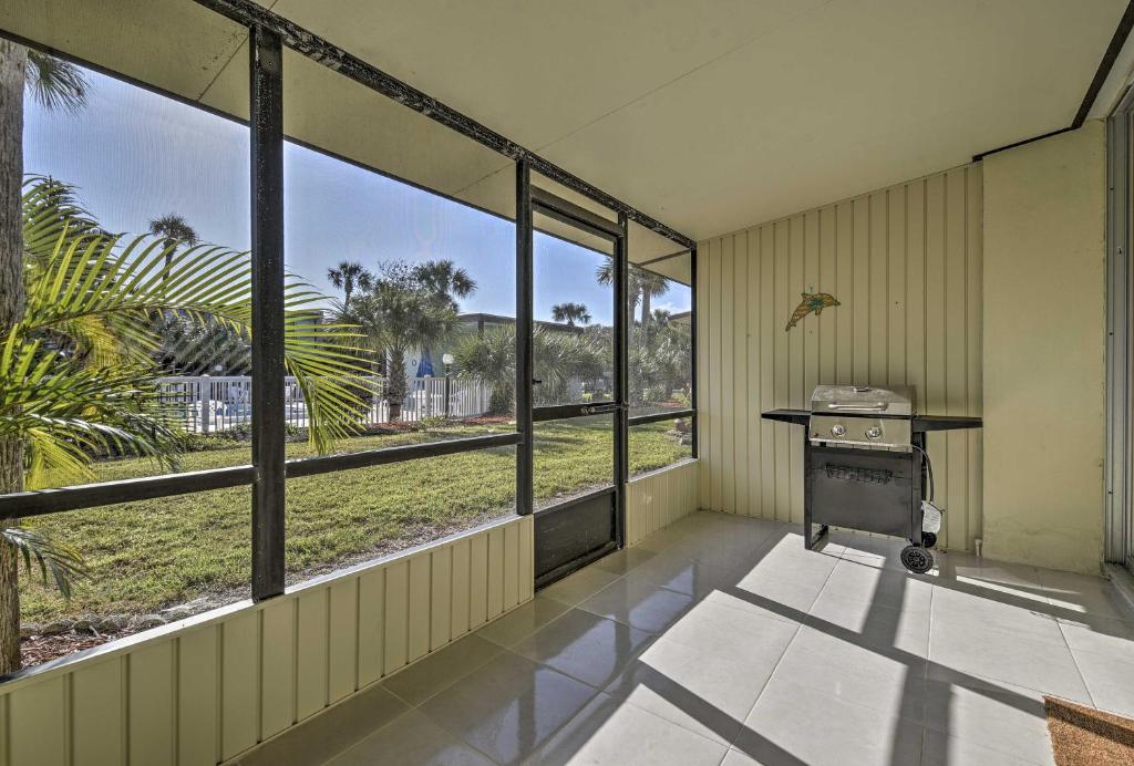 Ormond Beach Townhome with Grill and Shared Pool! - main image