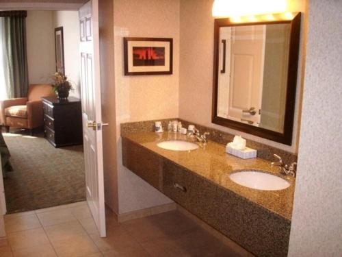 Holiday Inn Express and Suites Oro Valley an IHG Hotel - image 2