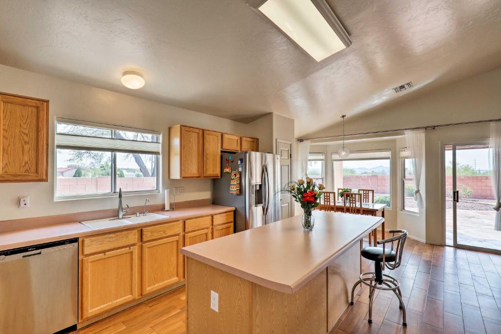 Modern Home with Patio and Mtn Views 9 Mi to Tucson - image 4