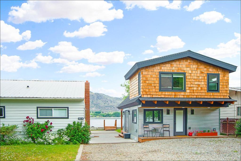 Lake Level Cabin - main image