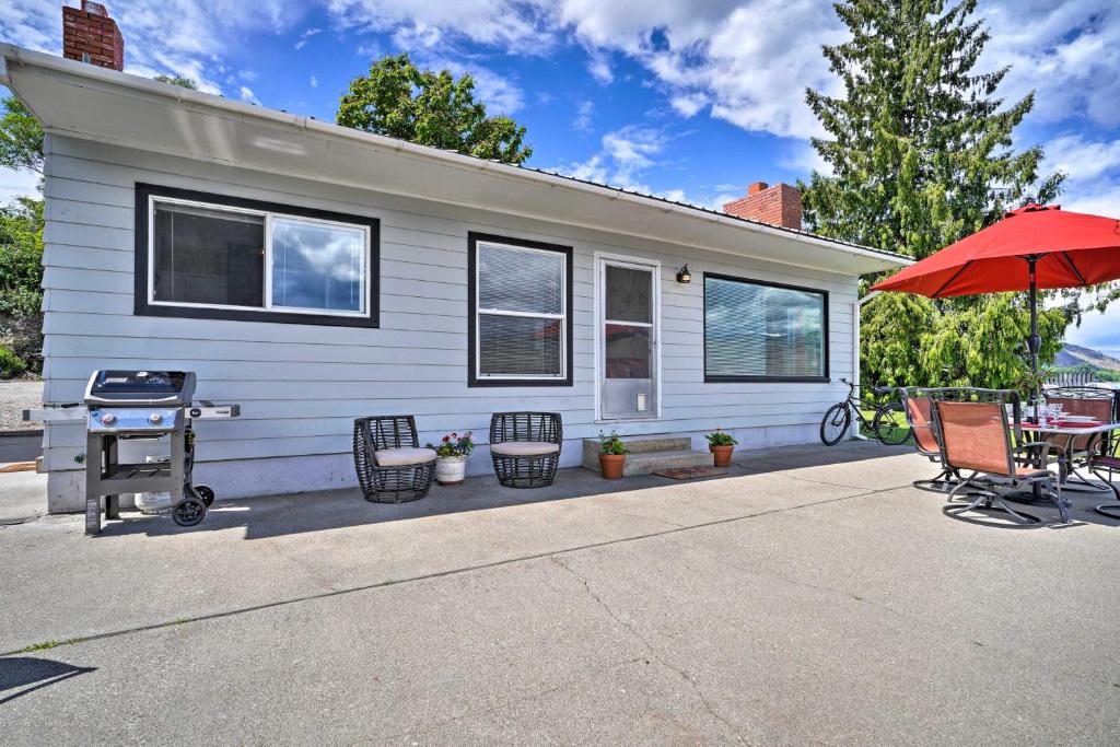 Waterfront Lake Osoyoos Cottage with Beach and Patio! - image 2