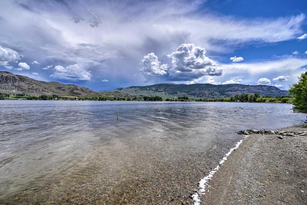 Waterfront Lake Osoyoos Cottage with Beach and Patio! - image 5