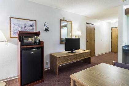 Econo Lodge Ortonville - image 6