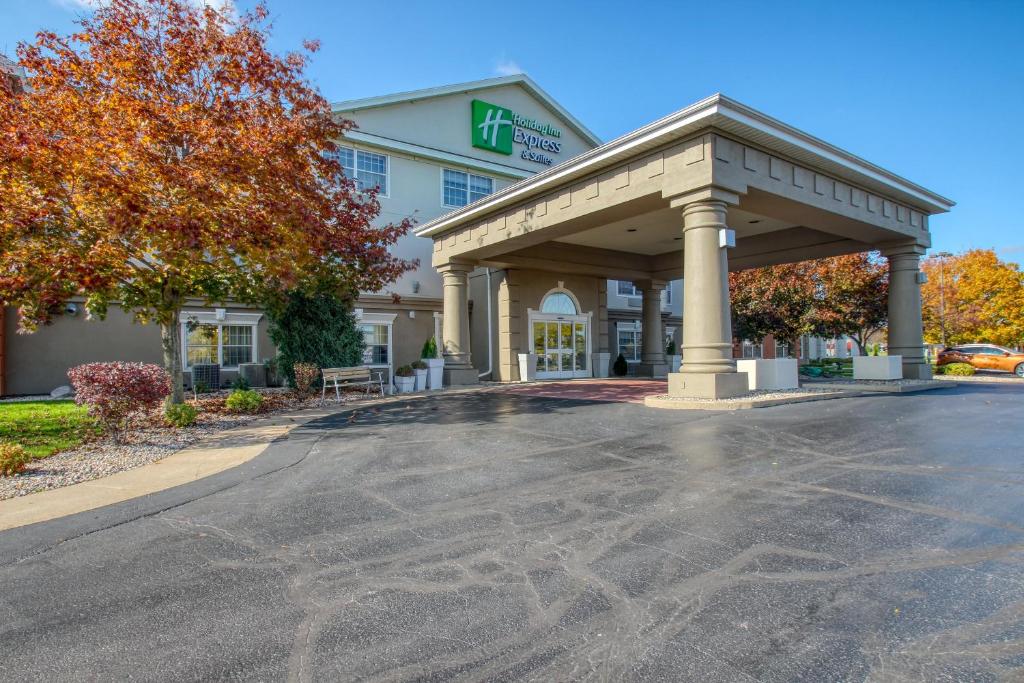 Holiday Inn Express Hotel & Suites Oshkosh - State Route 41 an IHG Hotel - main image