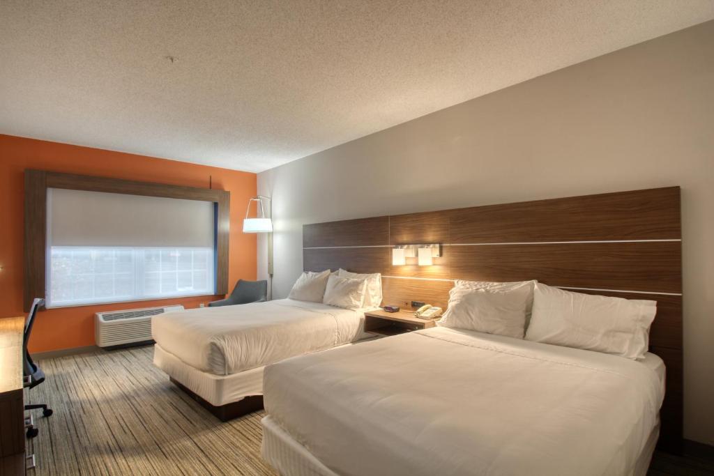 Holiday Inn Express Hotel & Suites Oshkosh - State Route 41 an IHG Hotel - image 2