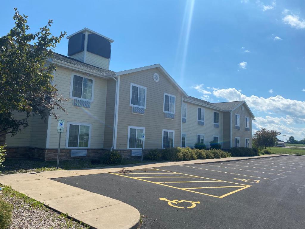 AmericInn by Wyndham Oshkosh - main image